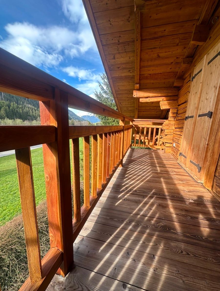 Balcon et plancher en bois d'un chalet de montagne rénovés par aérogommage